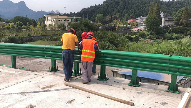 忻州高速公路护栏板的维护确保道路安全的关键环节